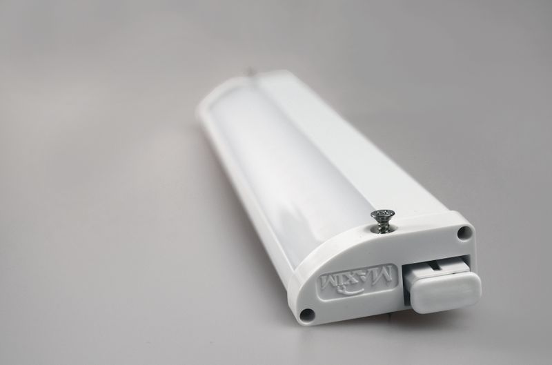 CounterMax MX-L120-LO 10' Under Cabinet Light in White