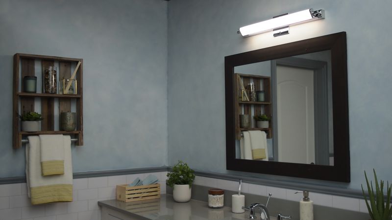 Director 24' Single Light Vanity Lighting in Polished Chrome