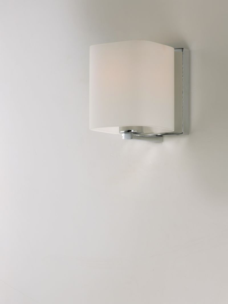 Wrap 4.75' Single Light Vanity Lighting in Polished Chrome