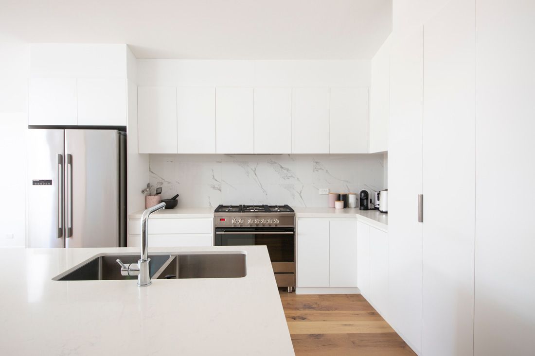 white modern kitchen cabinets