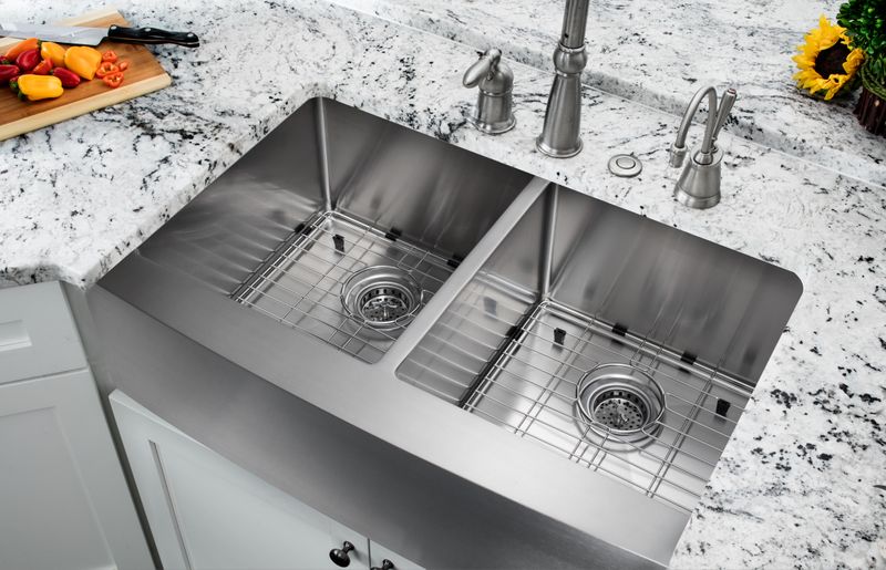 32.88' 50/50 Double-Basin Undermount Kitchen Sink in Brushed Stainless Steel (32.87' x 20.75' x 10')