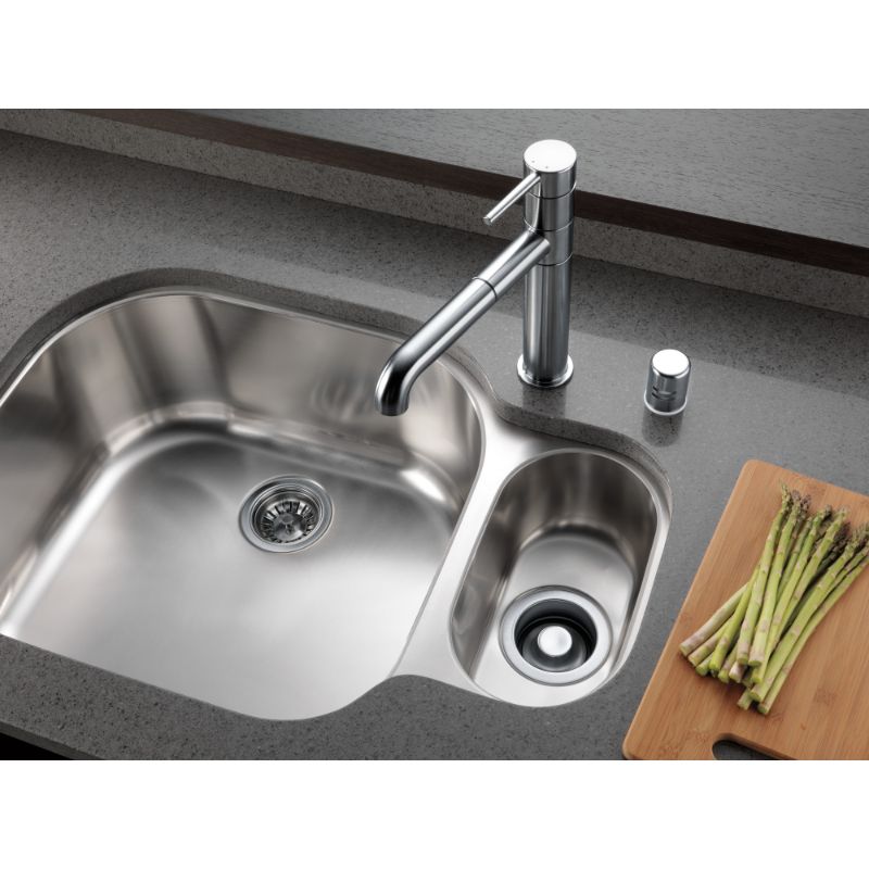 Trinsic Pull-Out Kitchen Faucet in Arctic Stainless