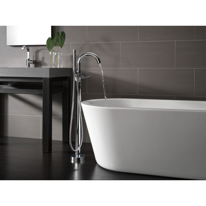 Trinsic Single-Handle Freestanding Roman Tub Filler in Chrome
