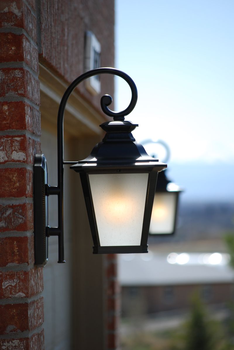 Knoxville 9' Single Light Outdoor Wall Sconce in Bronze